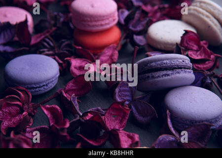 Délicieux macarons dessert français sur fond noir Banque D'Images