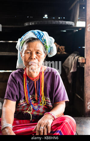 Chiang Mai, Thaïlande - 14 septembre 2017 : aîné non identifié femme de minorité ethnique karen hill tribe avec les vêtements traditionnels à Chiang Mai, Thaïlande Banque D'Images