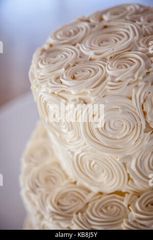 Belle image d'un tourbillon de crème au beurre au gâteau de mariage une salle de réception. Banque D'Images