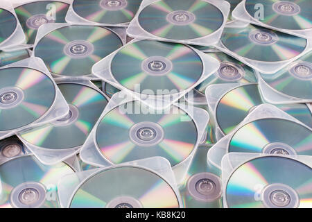 Côté réfléchissant de dvd en plastique dur cas éparpillés négligemment. Banque D'Images