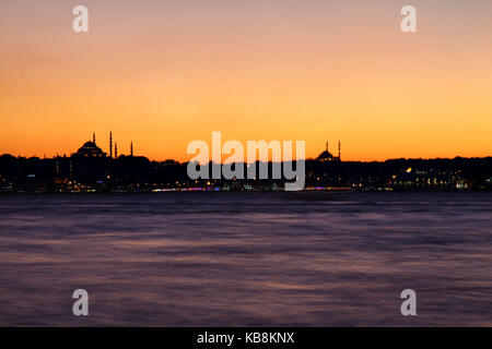 Une longue exposition bosphore et silhouette de mosquées Banque D'Images