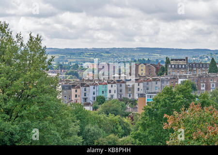 Le CENTRE-VILLE DE BRISTOL EN ANGLETERRE LA TOUR CABOT BRANDON VUE SUR LA COLLINE DE MAISONS TOURS ET TOBACCO WAREHOUSE Banque D'Images