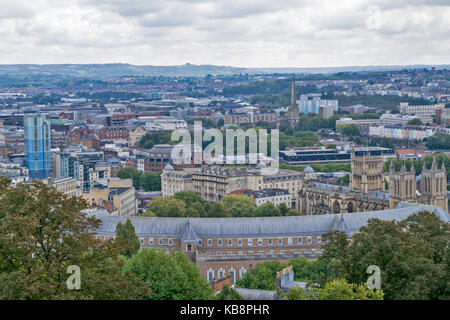 Le CENTRE-VILLE DE BRISTOL EN ANGLETERRE LA TOUR CABOT BRANDON VUE SUR LA COLLINE DE LA CATHÉDRALE ET L'HÔTEL DE VILLE Banque D'Images