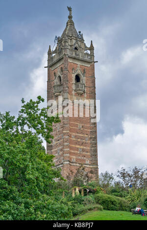 Le CENTRE-VILLE DE BRISTOL EN ANGLETERRE LA TOUR CABOT BRANDON HILL AVEC personnage assis Banque D'Images