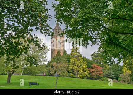 Le CENTRE-VILLE DE BRISTOL EN ANGLETERRE LA TOUR CABOT SUR BRANDON HILL, entouré d'ARBRES Banque D'Images