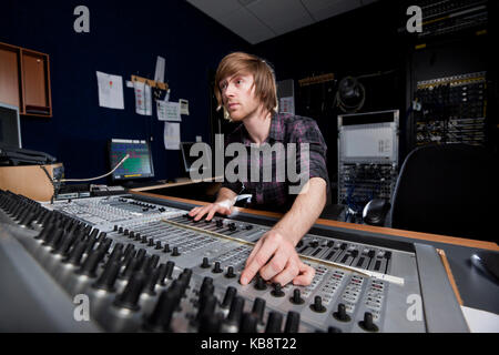 L'homme à l'aide d'un mixage du son dans un studio d'enregistrement. Banque D'Images