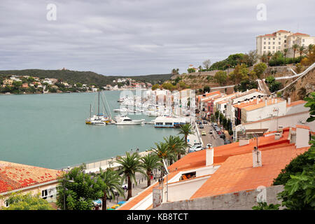 Au port de Mahon Minorque avec les bateaux de pêche et yachts amarrés Banque D'Images