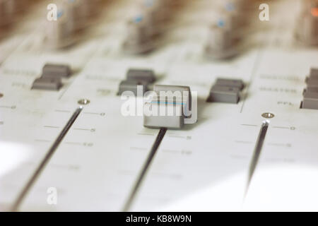 Mixage audio, console de mixage audio professionnel avec les curseurs et boutons de réglage,équipement de télévision noir et blanc, selective focus Banque D'Images