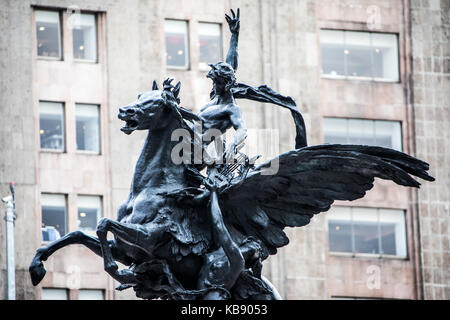 Pegasus sculpture par Agustin Querol en face du Palacio de Bellas Artes (Palais des Beaux-Arts) à Mexico City, Mexique Banque D'Images