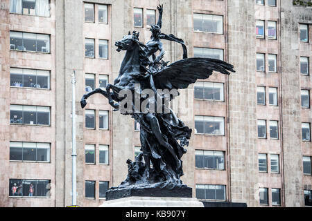 Pegasus sculpture par Agustin Querol en face du Palacio de Bellas Artes (Palais des Beaux-Arts) à Mexico City, Mexique Banque D'Images