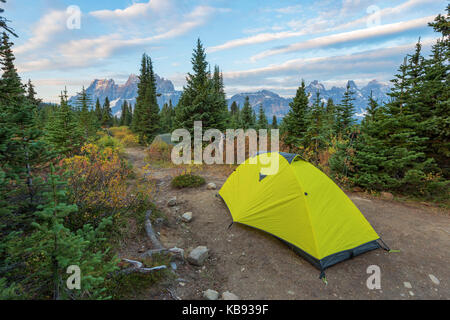 Une seule tente à macarib site camp à Jasper sur le Tonquin trail. Banque D'Images