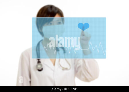 Femme médecin chinois de flou artistique avec bouton coeur touche stéthoscope sur écran d'impulsions virtuel Banque D'Images