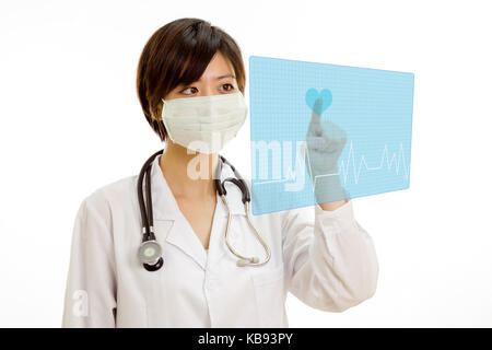 Chinese female doctor with stethoscope en appuyant sur bouton coeur virtuel sur l'écran d'impulsions Banque D'Images