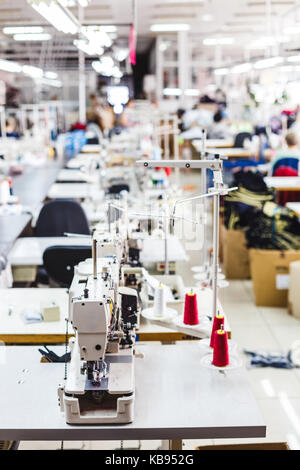 Intérieur de l'usine de confection de shop. se ferme en atelier avec plusieurs machines à coudre. adaptation de l'industrie, créateur de mode, atelier concept industrie Banque D'Images