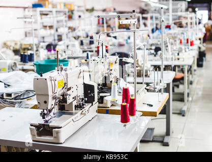 Intérieur de l'usine de confection de shop. se ferme en atelier avec plusieurs machines à coudre. adaptation de l'industrie, créateur de mode, atelier concept industrie Banque D'Images