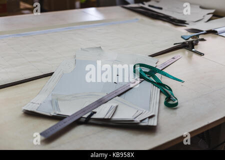 Still Life photo d'un modèle modèle vêtements avec mètre ruban à mesurer, sur la table de couture. et l'adaptation des outils et accessoires. Banque D'Images