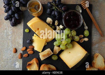 Mélanger les fromages sur l'ardoise, au-dessus de l'alimentation Banque D'Images