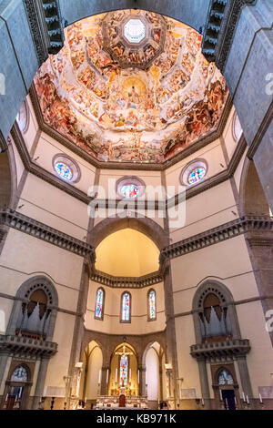 Choeur et la fresque, à l'intérieur du dôme, du Jugement dernier par Vasari et Zuccari, Santa Maria del Fiore (Duomo), Florence, Italie. Banque D'Images