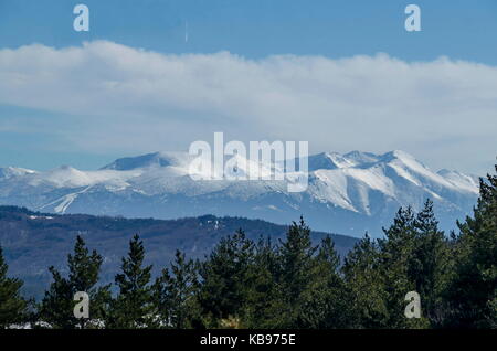Panorama de paysage d'hiver en direction de Vitosha, montagne de Rila, Bulgarie Banque D'Images