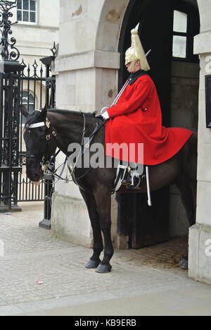Ménage cavalier monté la garde à l'extérieur entrée de Horseguards Parade, Whitehall, Londres, Angleterre, RU Banque D'Images