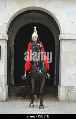 Ménage cavalier monté la garde à l'extérieur entrée de Horseguards Parade, Whitehall, Londres, Angleterre, RU Banque D'Images