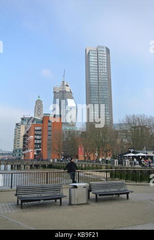 Oxo Tower (à gauche), tour de la Banque du Sud (à droite) et l'un Blackfriars en construction dans la distance, London, England, UK Banque D'Images