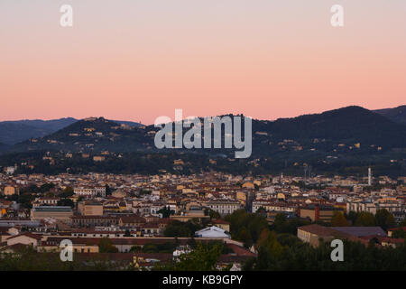 Un ciel rose domine sur la ville de Florence pendant le coucher du soleil avec des collines en arrière-plan de Florence, Italie Banque D'Images