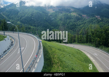 Route asphaltée de montagne dans le Caucase photo Banque D'Images