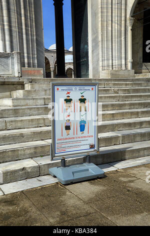 Panneau d'informations avec les normes de comportement pour l'entrée de touristes à la Mosquée Sultan Ahmed (Mosquée Bleue). Istanbul. La Turquie. Banque D'Images