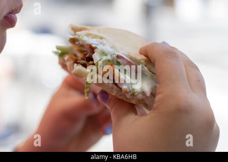 Main tenant kebab Banque D'Images
