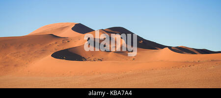 Les formes géométriques créées par les ombres de la sunrise, sossusvlei, Namibie Banque D'Images