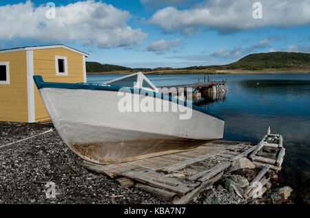 Voile sur une rampe en bois : un bateau de pêche se trouve sur une rampe de lancement à la main dans une baie sur la côte ouest de Terre-Neuve. Banque D'Images