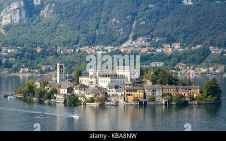 Île de San Giulio au milieu de lac Orta, Piémont, Italie du nord Banque D'Images