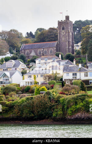 L'église St Pierre domine la colline au-dessus de la rivière à marées Yealm à Noss Mayo, Devon, UK Banque D'Images