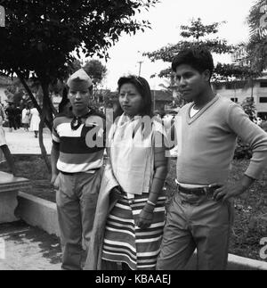 Eingeborene dans der Stadt Ambato, hier ein junger Mann, de l'Equateur 1960 er Jahre. Les autochtones de la ville d'Ambato, ici un jeune homme, de l'Équateur 60. Banque D'Images