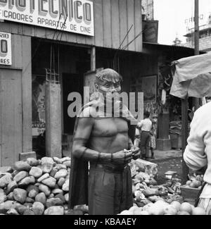 Eingeborener dans der Stadt Ambato, hier ein junger Mann, de l'Equateur 1960 er Jahre. À l'origine la ville d'Ambato, ici un jeune homme, de l'Équateur 60. Banque D'Images