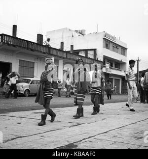 Eingeborener dans der Stadt Ambato, hier ein junger Mann, de l'Equateur 1960 er Jahre. À l'origine la ville d'Ambato, ici un jeune homme, de l'Équateur 60. Banque D'Images