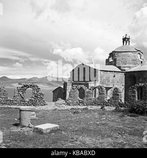 Die Kirche der Ortschaft Santiago Apostol dans Puno, Pérou 1960 er Jahre. Santiago Apostol eglise au village de Puno, Pérou 60. Banque D'Images