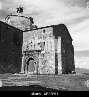 Die Kirche der Ortschaft Santiago Apostol dans Puno, Pérou 1960 er Jahre. Santiago Apostol eglise au village de Puno, Pérou 60. Banque D'Images