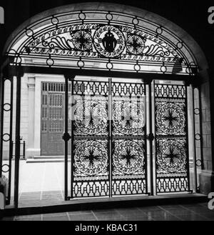 Torbogen Innenhof mit der Hauptstadt dans Lima, Pérou 1960 er Jahre. La porte et la cour intérieure au capital Peruan Lima, Pérou, 1960. Banque D'Images