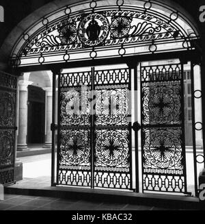 Torbogen Innenhof mit der Hauptstadt dans Lima, Pérou 1960 er Jahre. La porte et la cour intérieure au capital Peruan Lima, Pérou, 1960. Banque D'Images