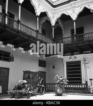 Torbogen Innenhof mit der Hauptstadt dans Lima, Pérou 1960 er Jahre. La porte et la cour intérieure au capital Peruan Lima, Pérou, 1960. Banque D'Images