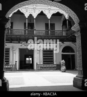 Torbogen Innenhof mit der Hauptstadt dans Lima, Pérou 1960 er Jahre. La porte et la cour intérieure au capital Peruan Lima, Pérou, 1960. Banque D'Images