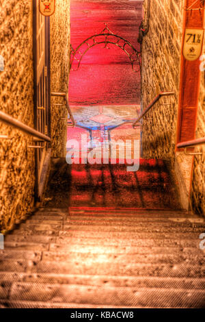 Vieille ville inférieure des plaques de rue proche de la rue du Petit Champlain avec le voyant rouge allumé vide alley, escaliers, escalier, garde-fous, des poignées et des lanternes je Banque D'Images