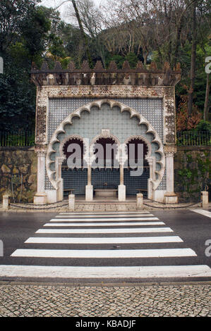 Fonte mourisca - fontaine à côté du passage à niveau de la rue à Sintra, au Portugal, à proximité de da Pena palace Banque D'Images