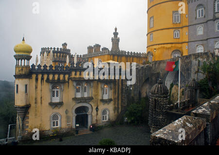 Patio, place principale de da Pena château avec des murs jaunes et gris, Sintra, Portugal Banque D'Images