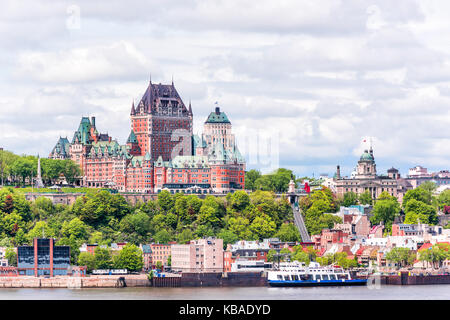 Vue de la ville de Lévis sur le paysage urbain et les toits de la ville de Québec, Canada avec le fleuve Saint-Laurent et les bateaux d'excursion, funiculaire Banque D'Images