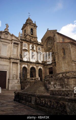 Église de saint Francisco à Porto - trois petites églises ou chapelles à côté de la façade principale, Portugal Banque D'Images