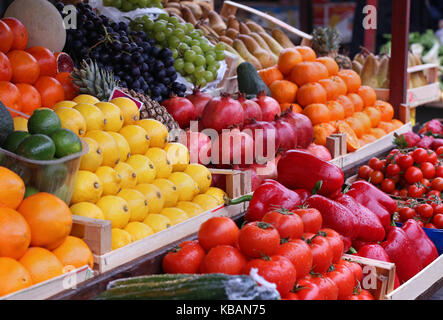 Les fruits et légumes frais dans des caisses vendues sur market stall Banque D'Images