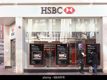 Londres, Royaume-Uni - 08 février : direction générale de la banque HSBC avec paroi en verre sur Oxford Street à Londres, Royaume-Uni - 08 février, 2015 ; Direction générale de la banque HSBC avec peopl Banque D'Images